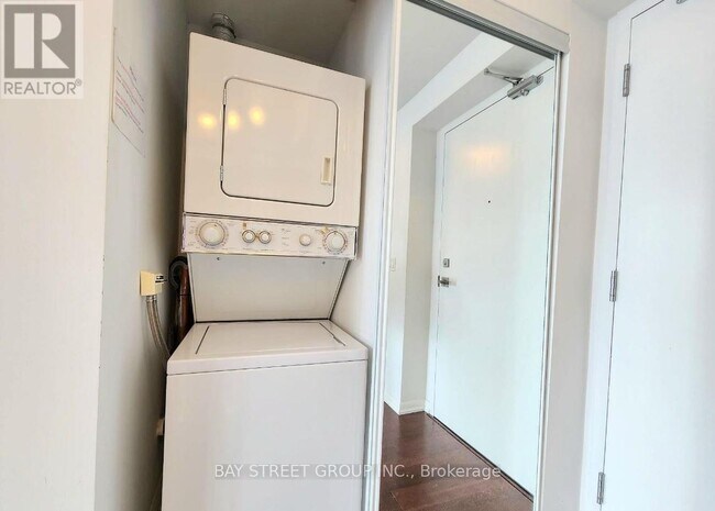 Photo du bâtiment - 832-832 Bay St.