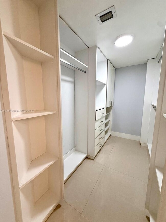 Foto del edificio - 8290 Lake Dr