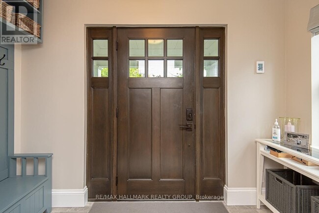 Building Photo - 875 Kingsmere Ave