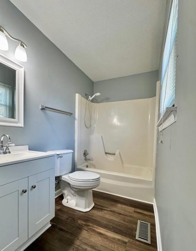 Building Photo - 3 bed & 2 bath home