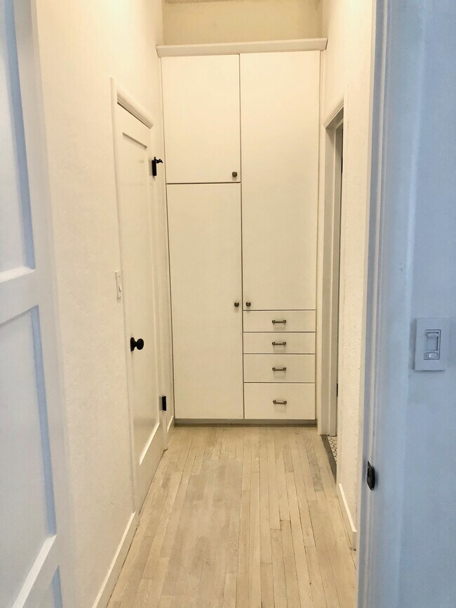 Foto del edificio - 1216 N La Cienega Blvd