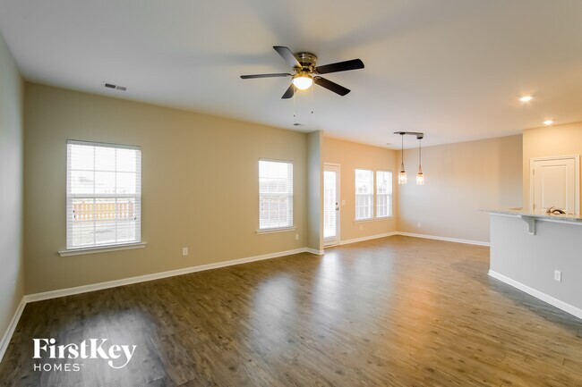 Building Photo - 820 Redbud Ln