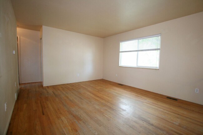 Foto del edificio - 3 Bedroom Split Level Home Available in South Colorado Springs!