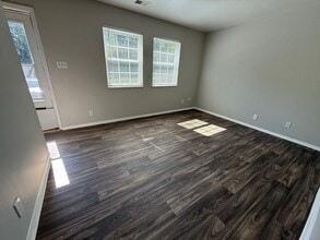 Building Photo - 4805 Lakeside Dr