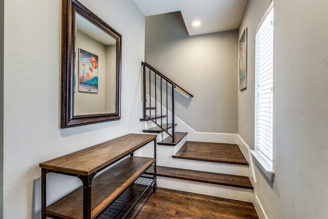 Building Photo - 2433 Thatcher Dr