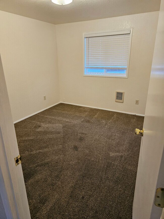 Building Photo - Duplex in West Valley!