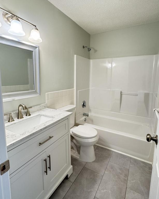 Building Photo - 11125 River Hills Dr