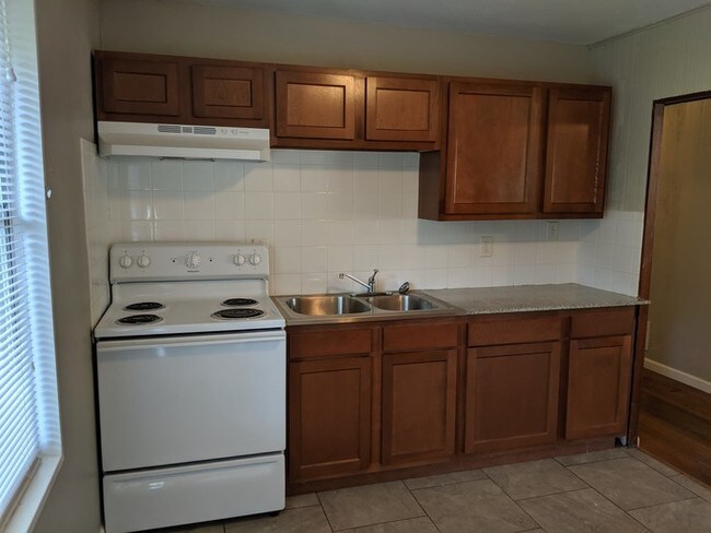 Building Photo - 3 BEDROOM 1.5 BATH---MOLINE ACRES