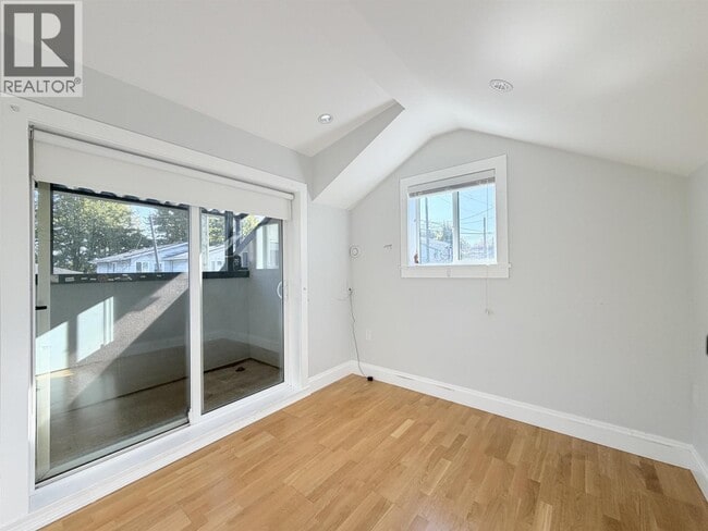 Building Photo - 2532 W 5th Ave