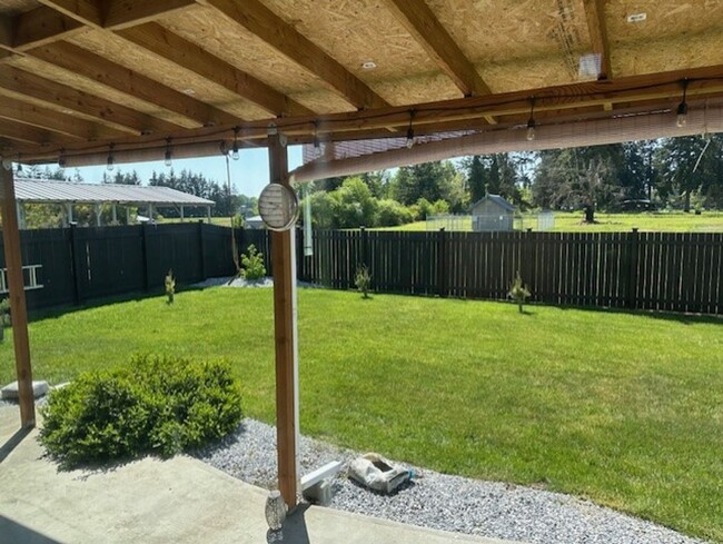Building Photo - Beautiful Family home