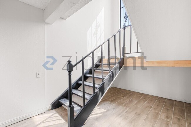 Building Photo - Unit 33