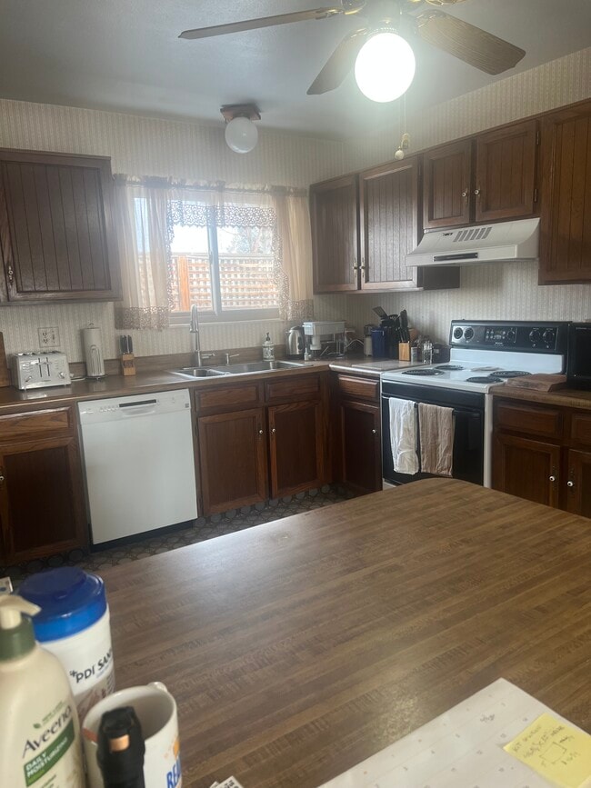 Building Photo - 1120 Cottonwood Dr