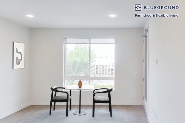 Foto del edificio - 185 S State College Blvd