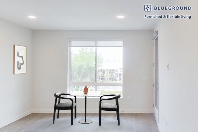 Foto del edificio - 185 S State College Blvd