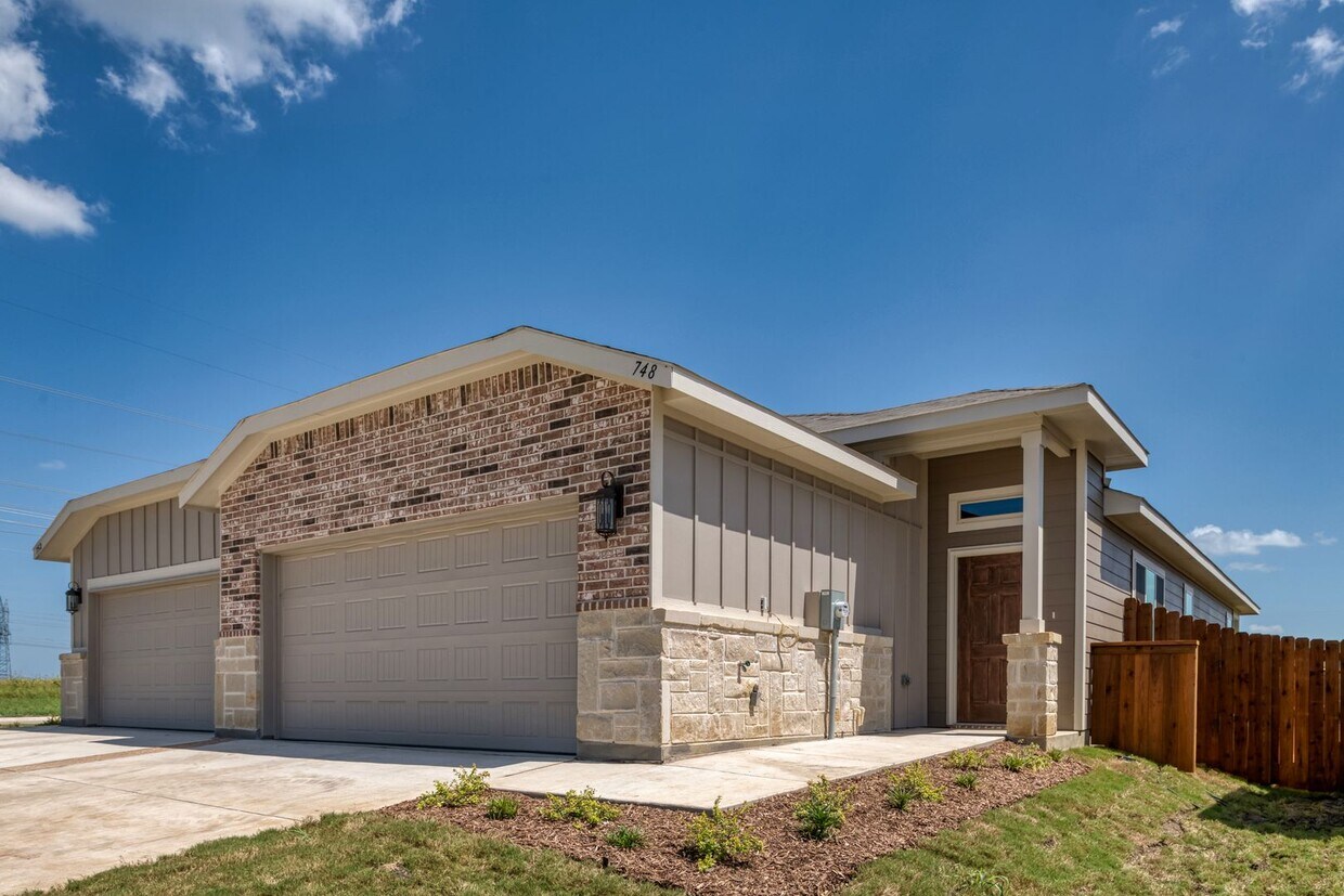 748 Harvest Moon Dr, Venus, TX 76084 House Rental in Venus, TX