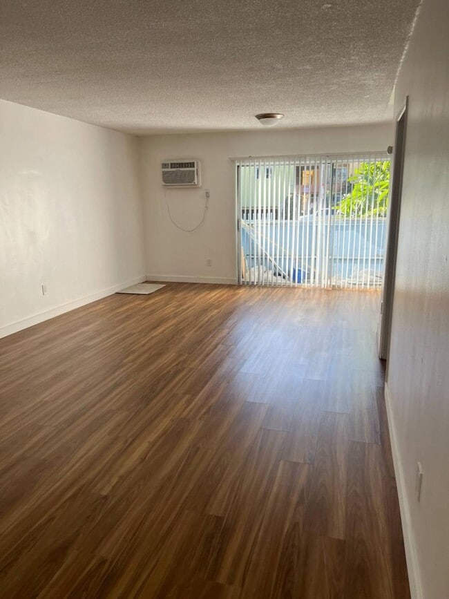 Building Photo - 2.0 bedroom in Los Angeles California 91343