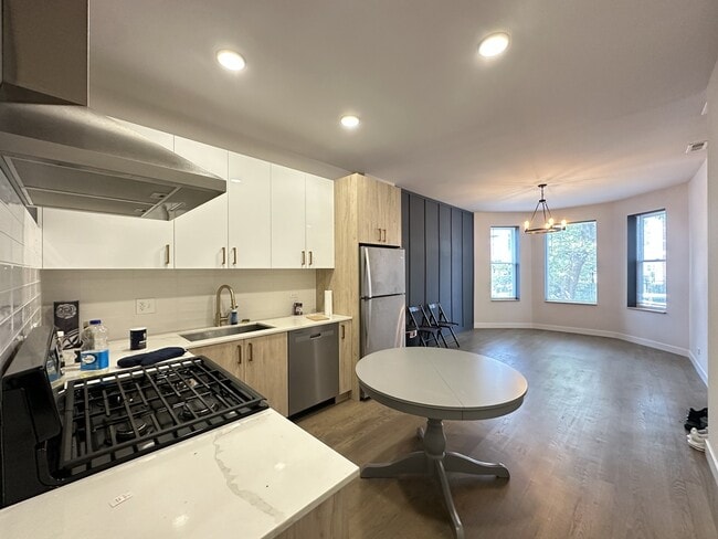 Building Photo - 841 N Mozart St