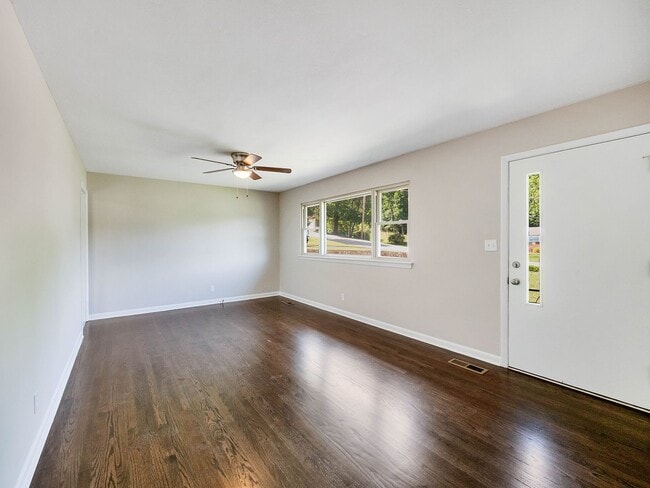 Photo - 3 Bedroom Home in Red Bank – Pet Friendly & Minutes to Downtown