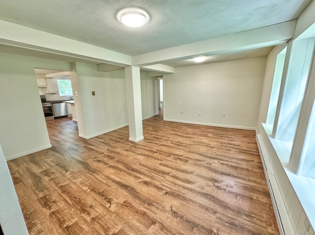 Building Photo - AVAILABLE 3BD 1BTH NOW!