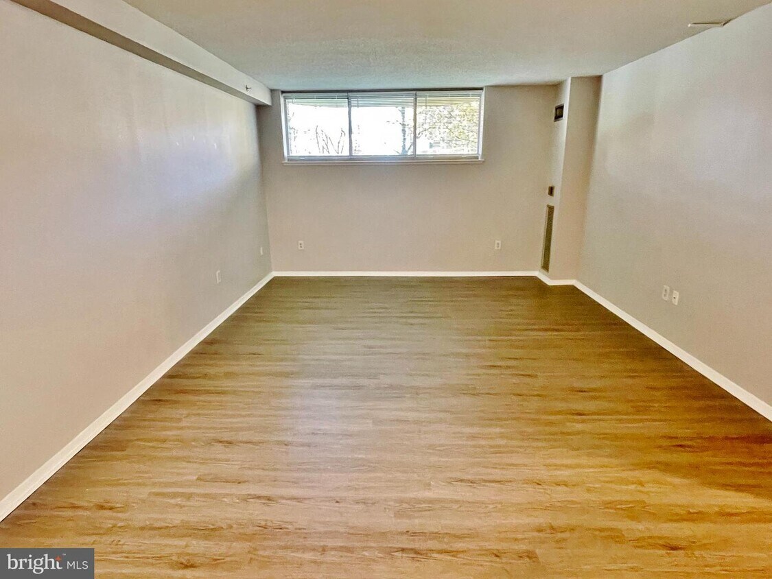 Foto principal - 7111 Woodmont Ave