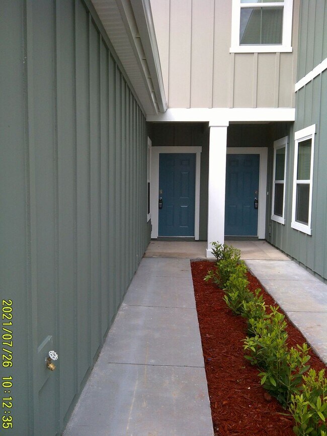Building Photo - Baypointe Townhome Available!