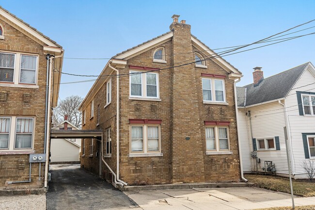 Building Photo - 124 S. Chicago Ave.