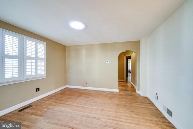 Building Photo - 609 Little St