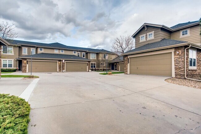 Building Photo - Gorgeous 5 Bed/4 Bath Townhome with Fully Finished Custom Basement! Cherry Creek Schools!