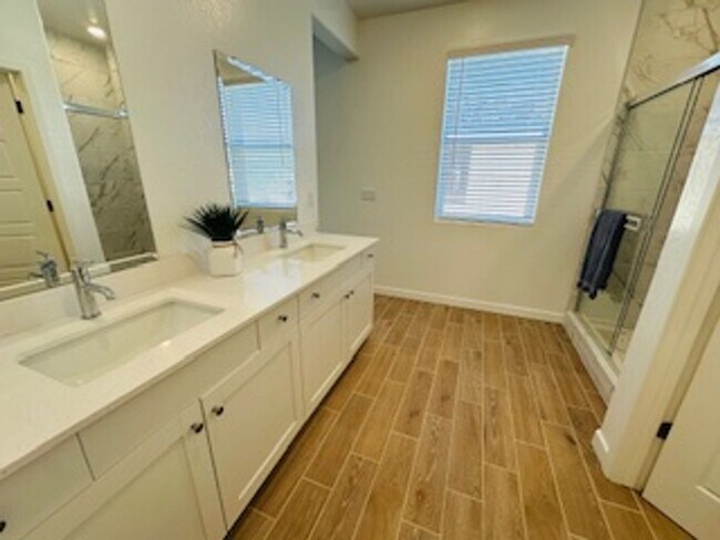 Foto del edificio - $2,995 Clovis & Shepherd 4 Bedroom Home, Solar Panels, New Construction - Plum Tree Ave.