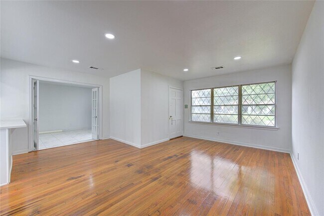 Building Photo - 6919 Schiller St