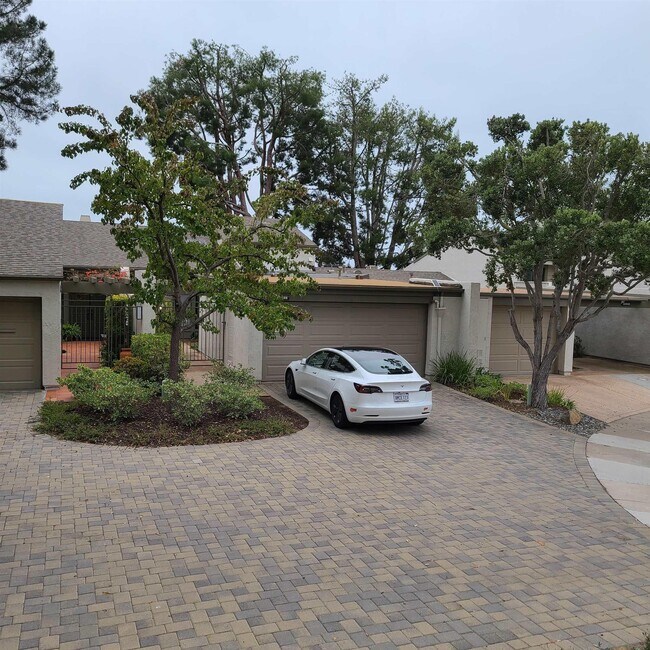 Building Photo - 12938 Caminito Del Pasaje