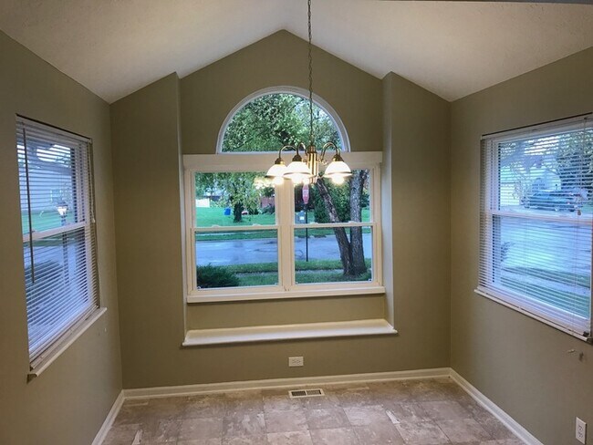 Foto del edificio - 3215 Keystone Lakes Way