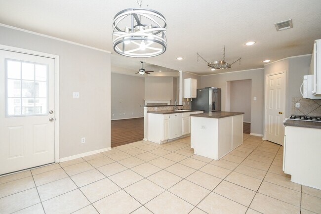 Foto del edificio - 707 New Pines Dr