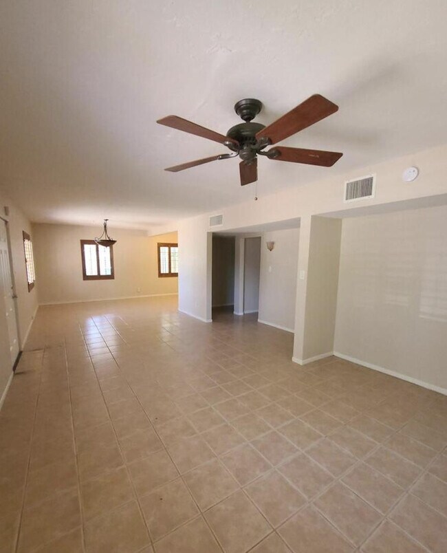 Foto del edificio - 1407 W Glenrosa Ave