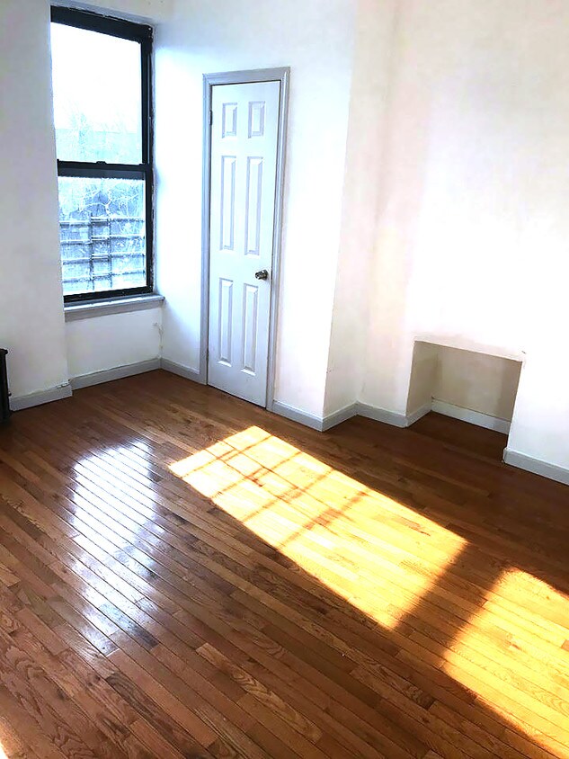 Primary Photo - 670A Greene Ave