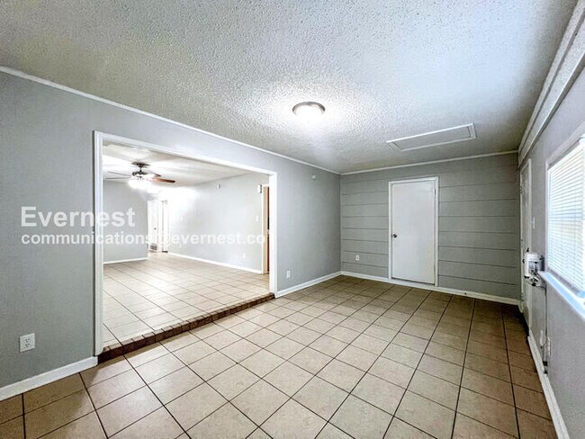 Foto del edificio - 6175 Forestgate Rd