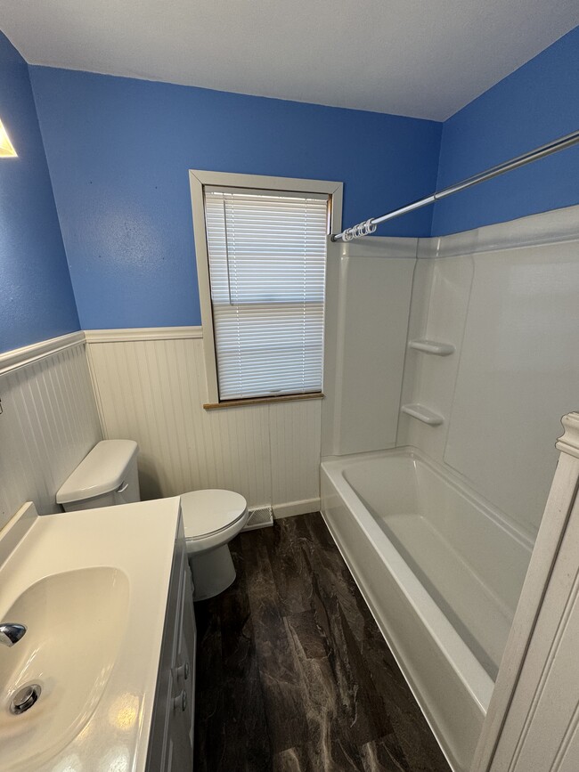 Building Photo - 817 W 4th St