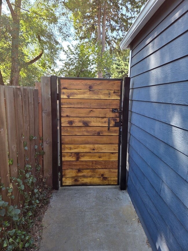 Foto del edificio - Beautiful 3 bd, 1 bath open kitchen/living, large yard, walk through video.