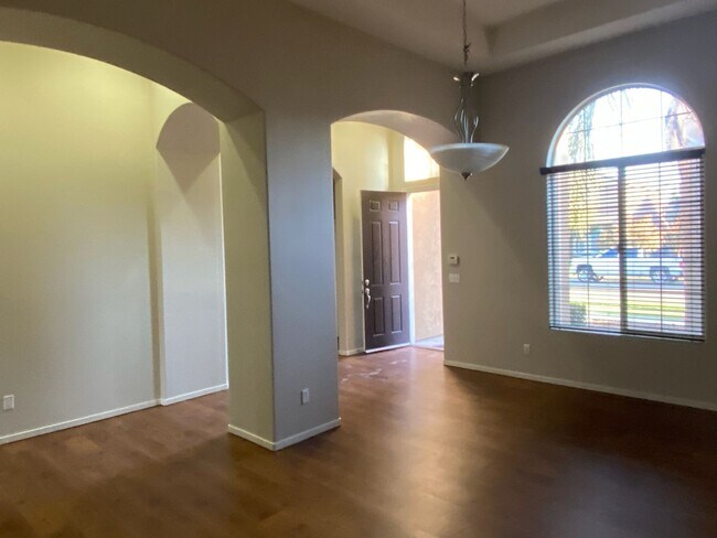 Foto del edificio - 1976 ARNEIS AVE. 4 BEDROOM 3 BATH- TULARE