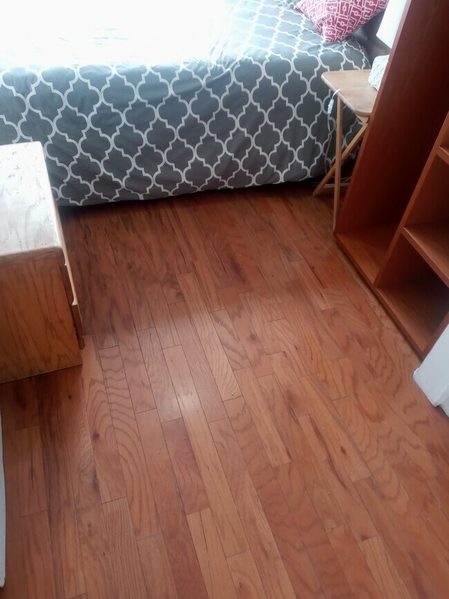 Small bedroom - 2023 Cloverfield Blvd