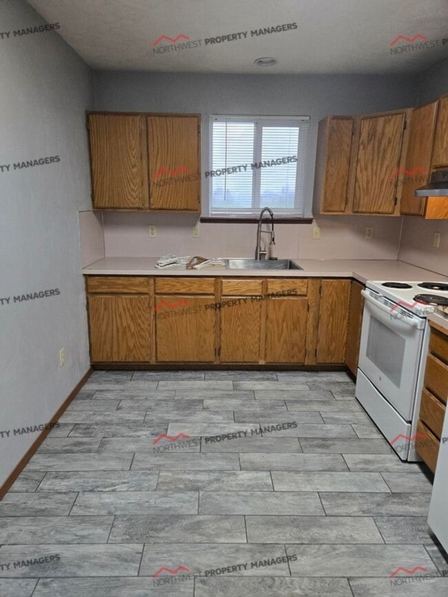 Building Photo - R325C