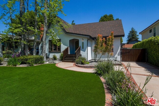 Building Photo - 5122 Hermosa Ave