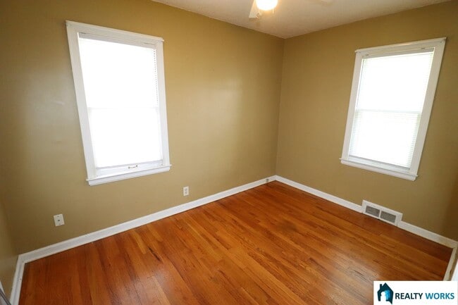 Building Photo - Adorable Two Bed One Bath Home