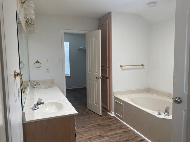 Building Photo - New Rental!!!!