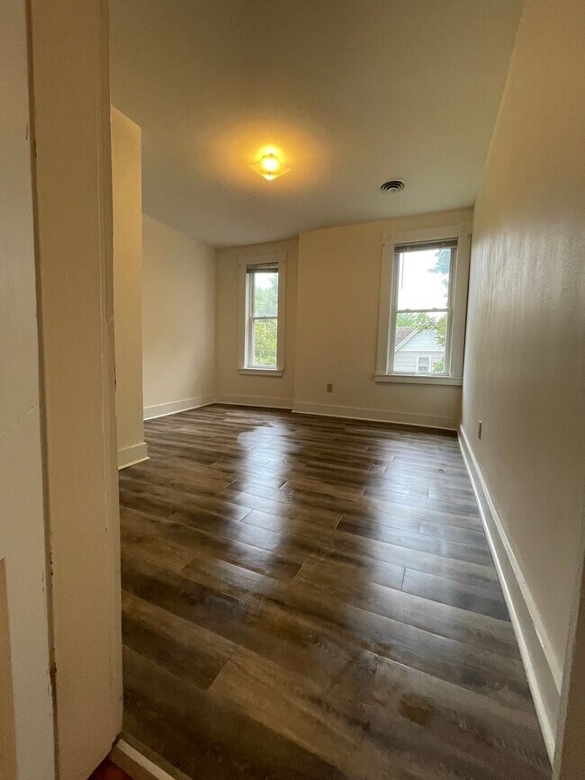 Foto del edificio - 2 Bedroom Apartment on the Northside