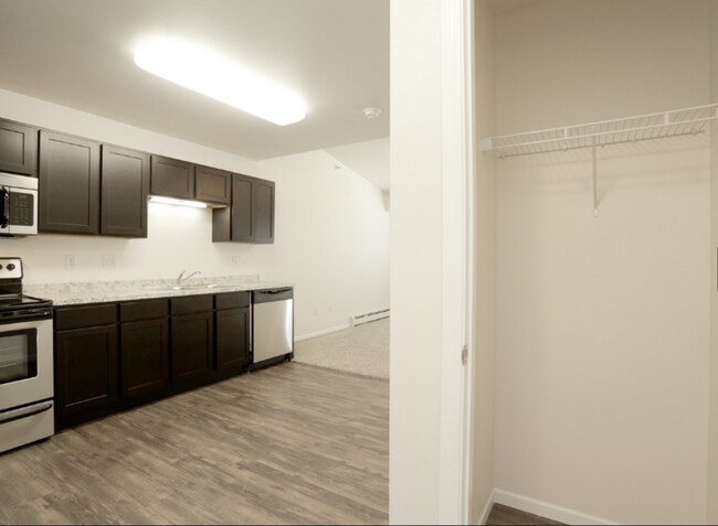 Building Photo - Hunters View III