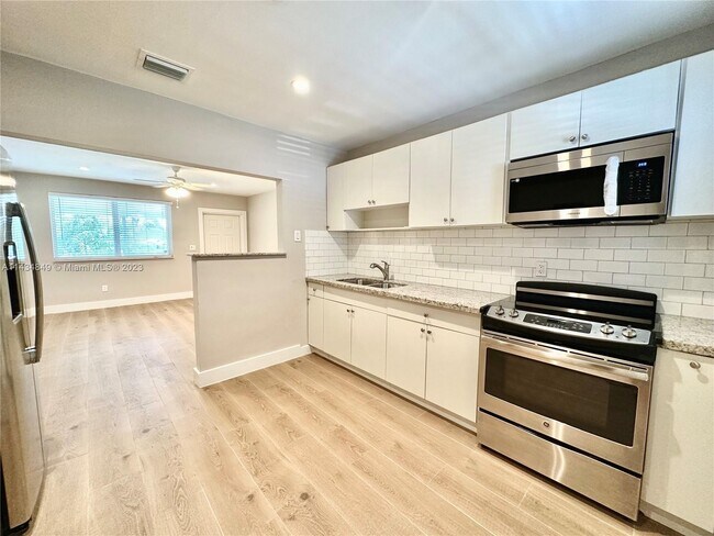 Building Photo - 10305 NW 35th Ct