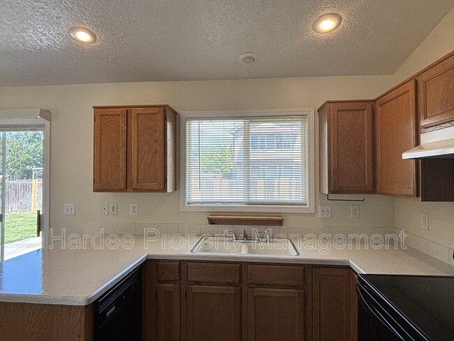 Building Photo - 10764 W Goldenrod Ave