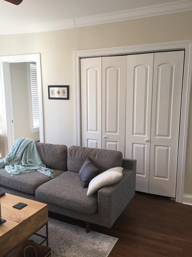 Foto del edificio - 3819 N Greenview Ave