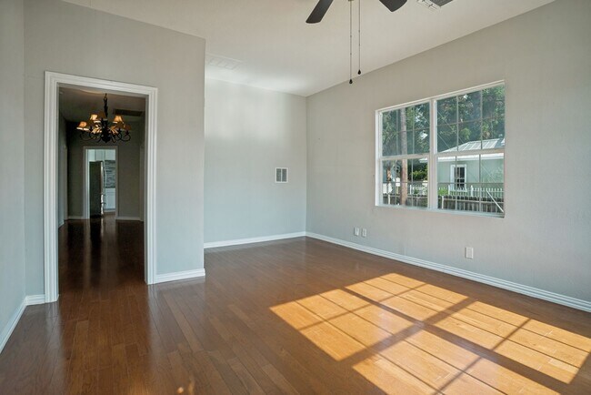 Foto del edificio - 2219 N Flores St